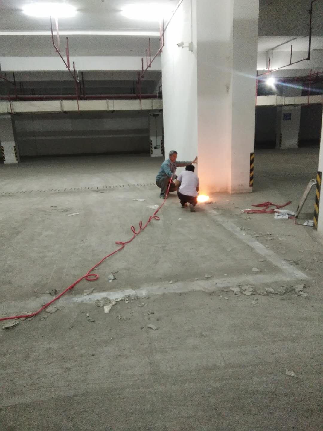 磐安新興蔬菜市場(chǎng)大樓地下車(chē)庫(kù)地面翻新工程進(jìn)行中